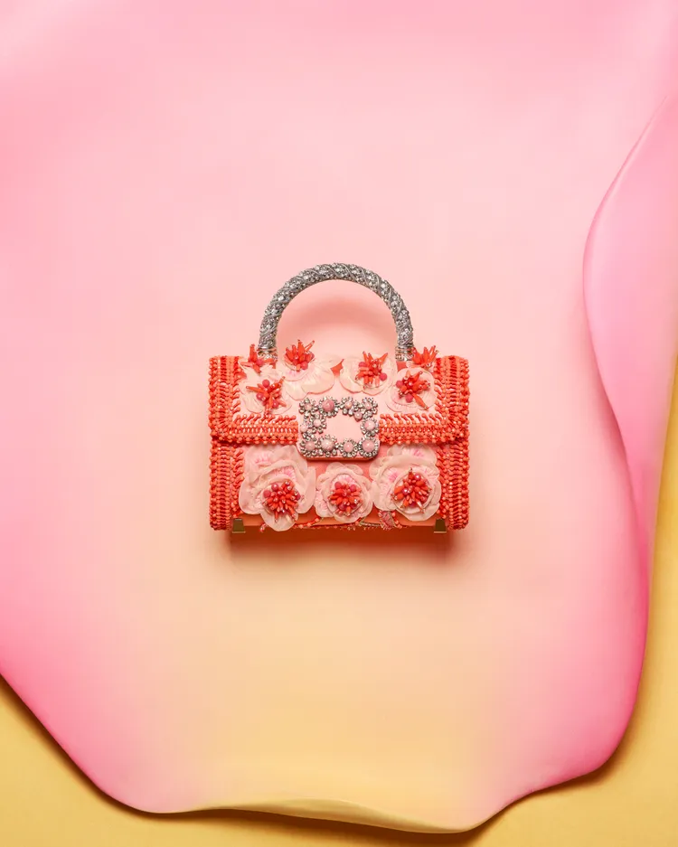 玫瑰元素以串珠、刺繡等方式呈現在手袋之上。品牌提供