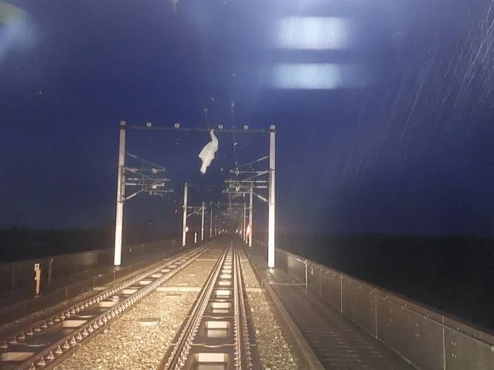 今日清晨執行軌道巡檢作業時，即於多處風災影響路段，發現塑膠袋等各式異物入侵。高鐵提供