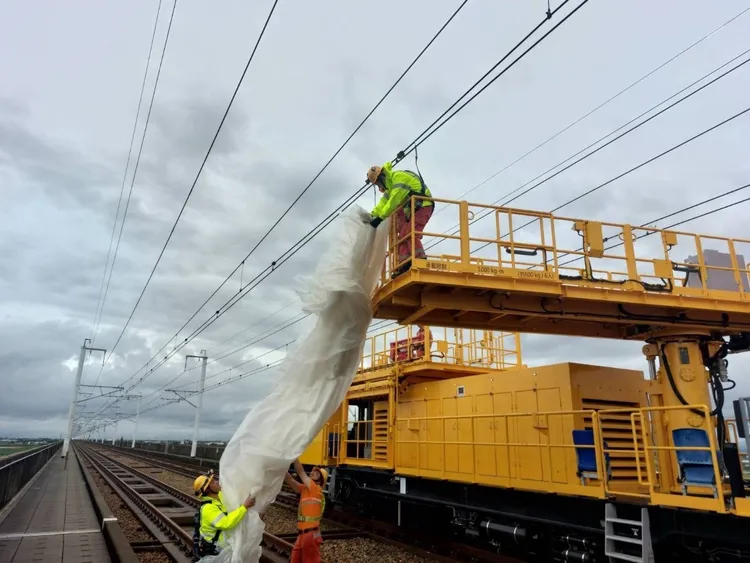 今日清晨執行軌道巡檢作業時，即於多處風災影響路段，發現塑膠袋等各式異物入侵。高鐵提供