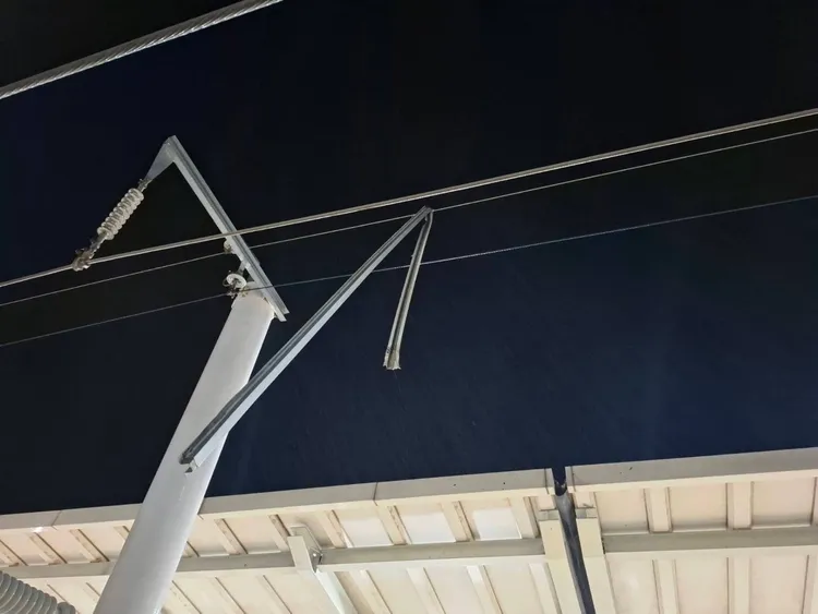 今日清晨執行軌道巡檢作業時，即於多處風災影響路段，發現塑膠袋等各式異物入侵。高鐵提供