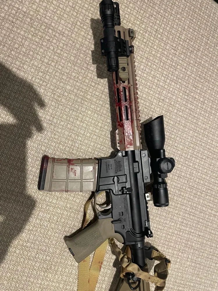 凶槍上可見血漬。翻攝自紐約郵報