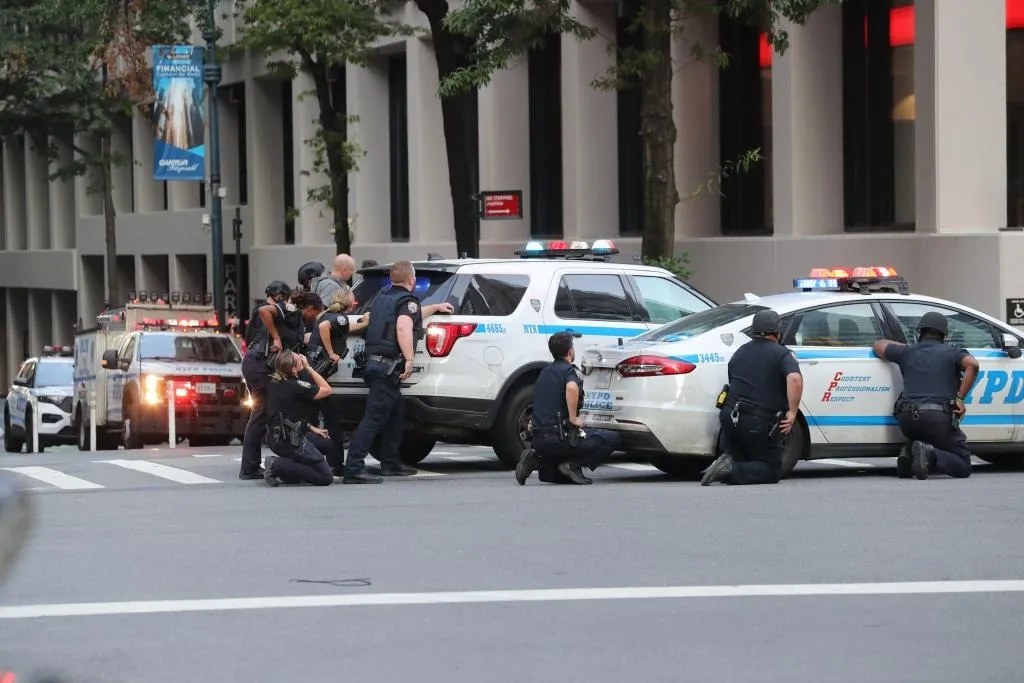 警方在大楼外待命。翻摄自纽约邮报