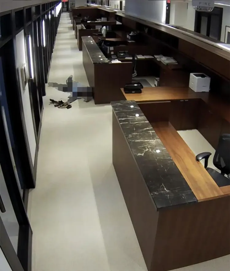 槍手在33樓飲彈身亡。翻攝自紐約郵報