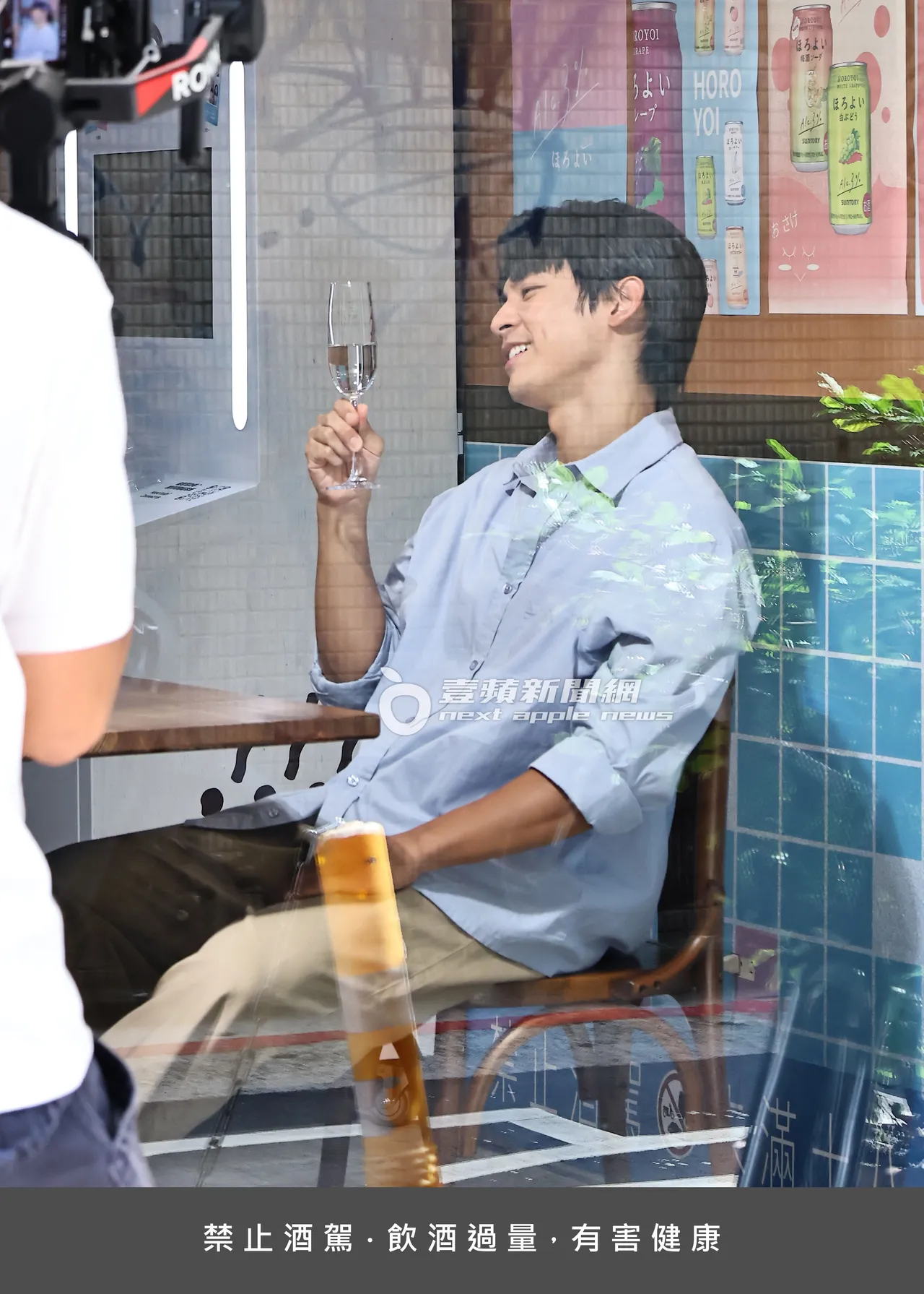 林柏宏拿起酒杯摆出pose拍照。特勤中心摄