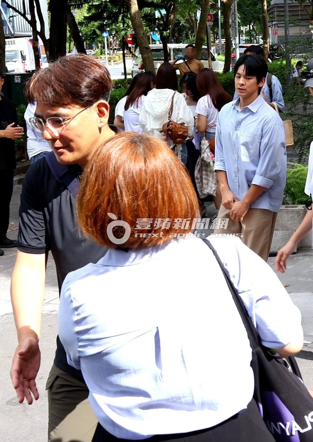 准备离开时,保镳帮忙林柏宏开道,隔开民众以防突发状况。特勤中心摄