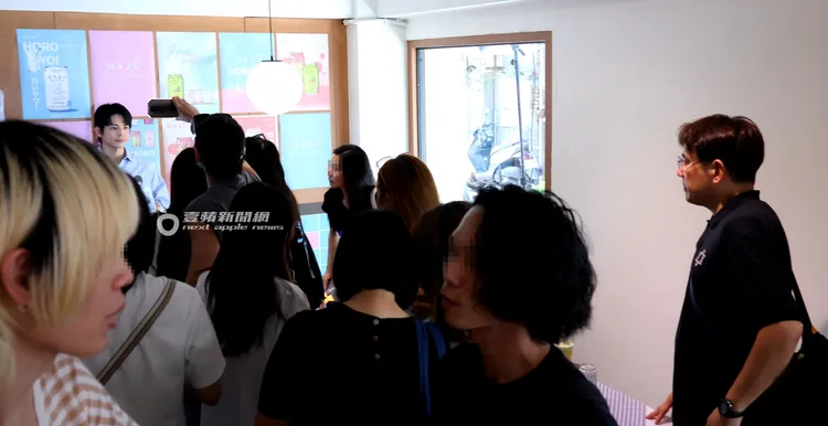 林柏宏在拍攝，保鑣在一旁十分警戒。特勤中心攝