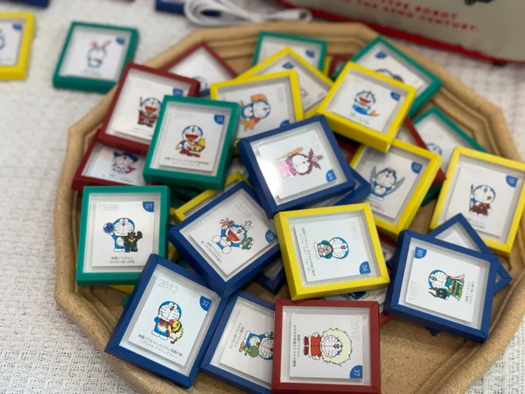 300組限量套票組合，內含《電影哆啦A夢：大雄的繪畫世界物語》電影票1張及44款電影造型相框磁鐵。車庫娛樂提供