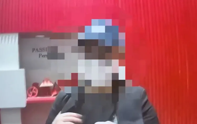 林女潛入百貨公司專櫃行竊前東家(GIORGIO ARMANI)價值24萬元化妝品，警方獲報到場逮人，嫌犯供稱急著用錢。翻攝畫面