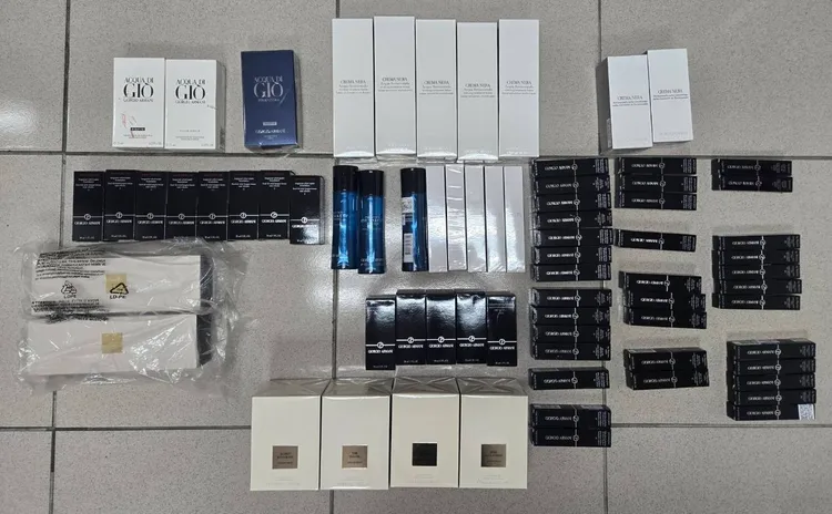 林女所行竊亞曼尼(GIORGIO ARMANI)化妝品贓物。翻攝畫面