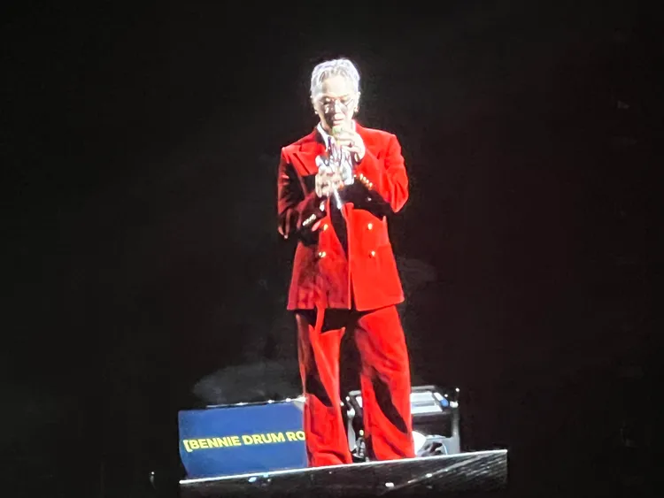 GD前兩天都穿薄荷綠西裝，今天改成紅色。讀者提供