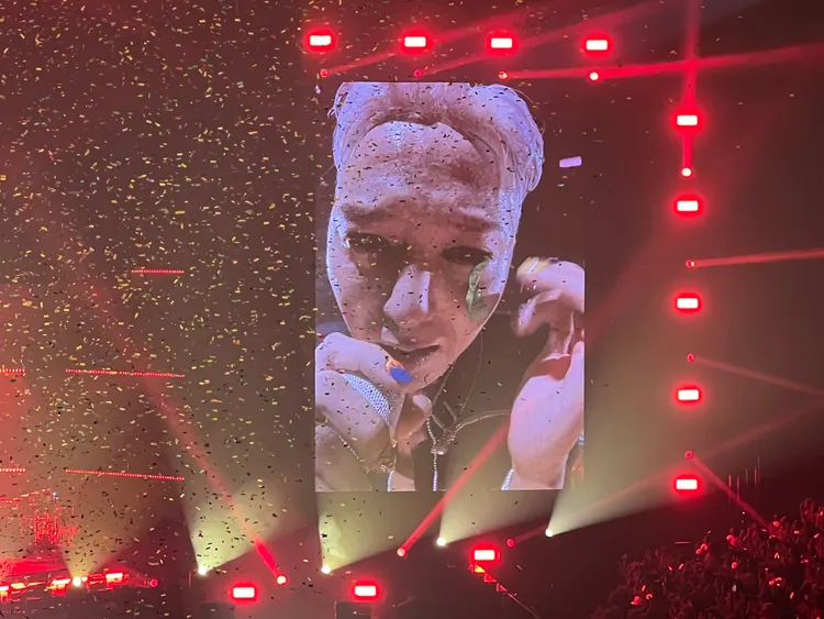 GD把紙花貼在臉上。讀者提供