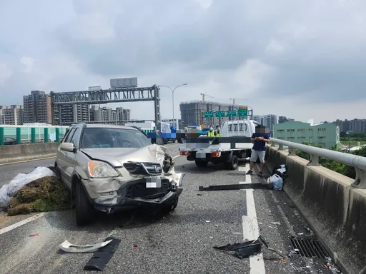 台74線5車連環撞釀4傷 大貨車下匝道肇禍!1歲童送醫