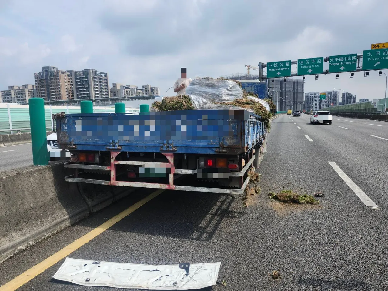 大货车下匝道时不慎失控追撞4车。民众提供