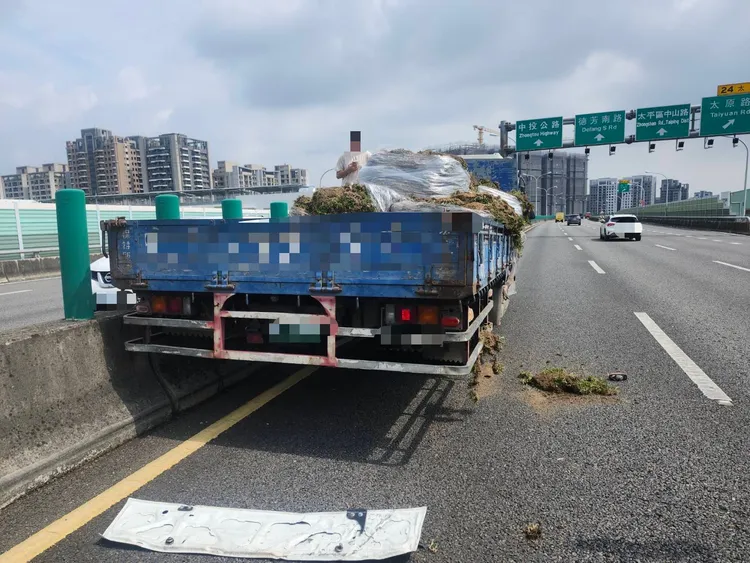 大貨車下匝道時不慎失控追撞4車。民眾提供