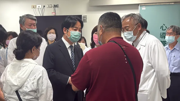 賴清德總統稍早趕赴醫院探視慰問家屬。總統府提供