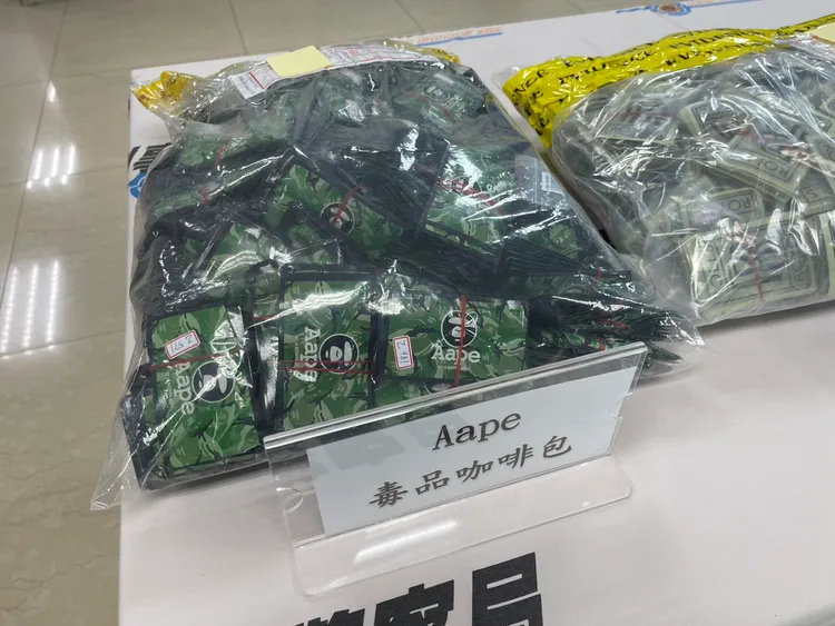 潮牌Aape也被當成外包裝。警方提供