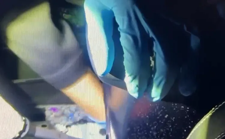 專案小組於翁男車內搜出毒品。警方提供