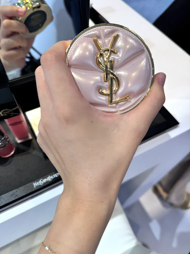 YSL超模光感精華水氣墊雲朵皮革版，3180元。張家玲攝