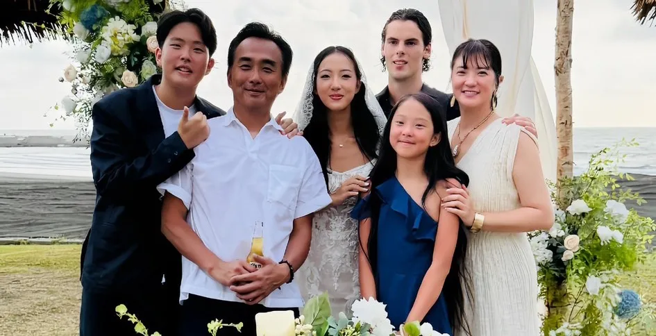 蔡岳勋和于小惠为了女儿蔡牧霏大婚合体,一家六口幸福合照。于小惠提供