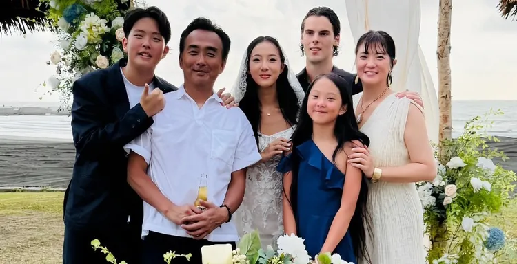 蔡岳勳和于小惠為了女兒蔡牧霏大婚合體，一家六口幸福合照。于小惠提供