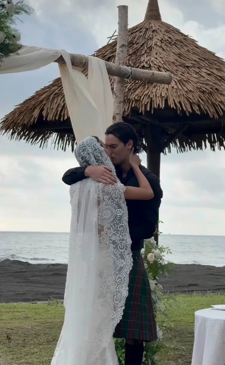 交換婚戒後，蔡牧霏與丈夫擁吻。翻攝自蔡牧霏IG