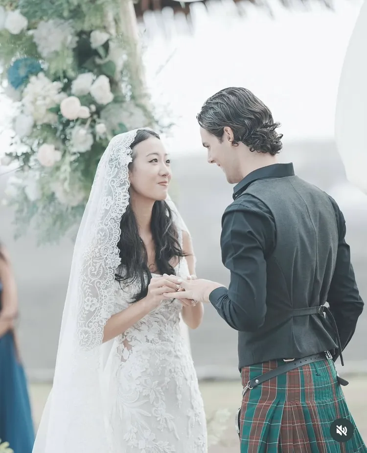 蔡牧霏與Tyler交換戒子、深情對望。翻攝自宋偉恩IG