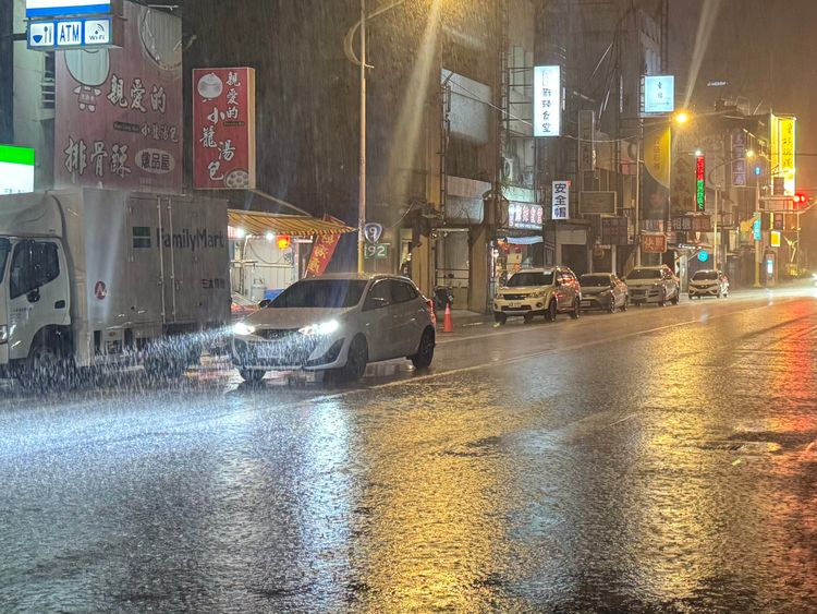 護國神山又發威！雨量圖「分水嶺」太驚人　半台灣炸成紫番薯