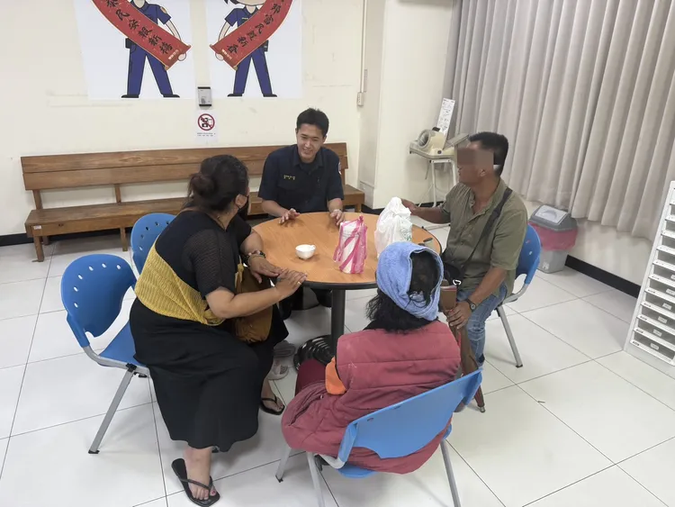 警方聯繫家屬到警所把老婦帶回家。中壢警分局提供