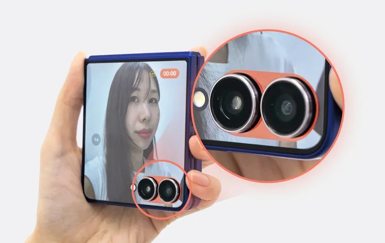 外螢幕鏡頭還能透過周圍的燈光顏色辨識拍攝模式，紅光則是錄影模式。三星官網