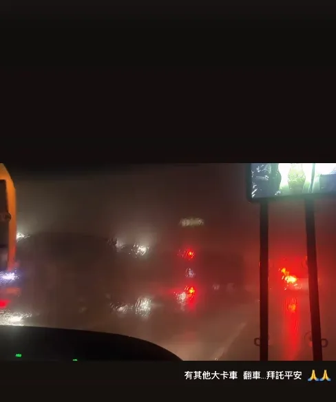 獅巴行駛途中還經過卡車事故。翻攝自kao.07.26