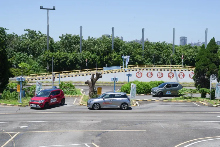 SUZUKI舉辦的「新手駕駛訓練活動」，從道路安全觀念、駕駛姿勢，到許多人頭痛的「路邊停車」與「倒車入庫」，都納入練習關卡中。黃天佑攝