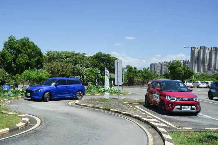 許多新手一開始連方向盤怎麼打都不熟悉，但只要有正確的指導與重複練習，就能明顯提升駕駛能力。黃天佑攝