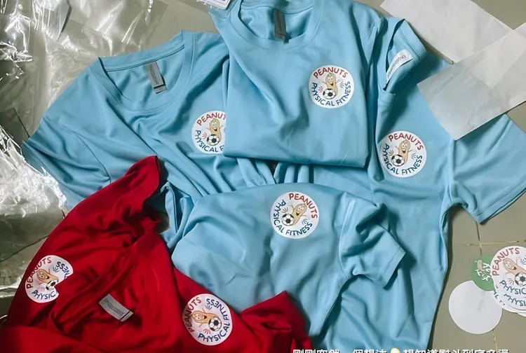 簡奇陞發文澄清遭疑用師大場地開課一事，並出示客製化足球衣的照片。翻攝自簡奇陞臉書