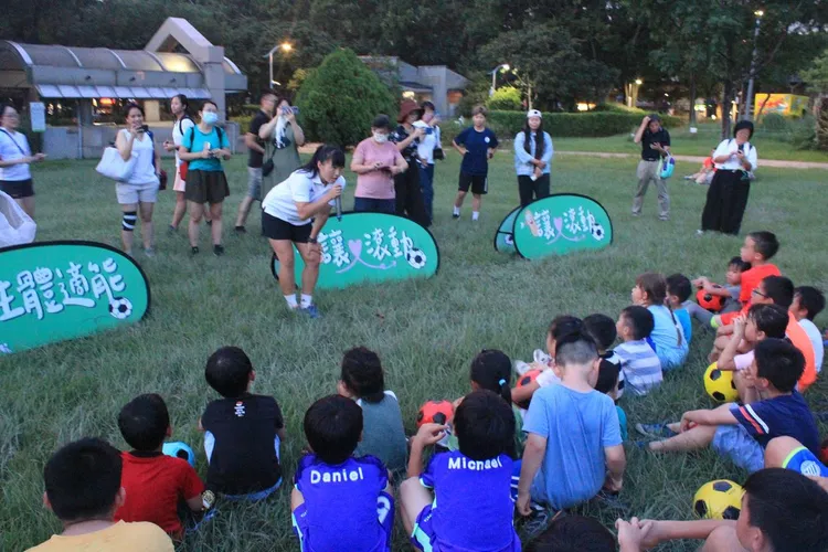 簡奇陞發文澄清遭疑用師大場地開課一事，並出示在大安森林公園開設足球課的照片。翻攝自簡奇陞臉書