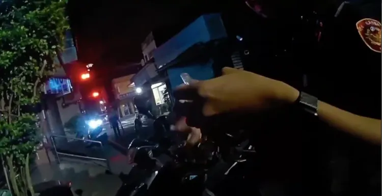 警方檢驗吸食含依託咪酯的電子煙彈。翻攝畫面