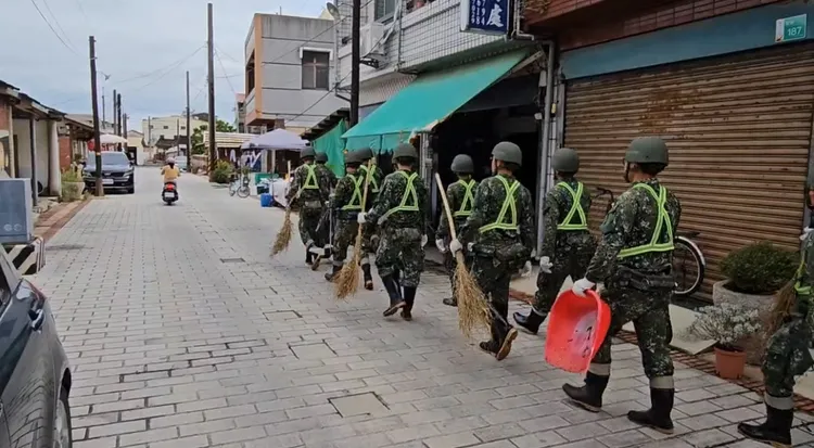 後壁菁寮水勢退去，國軍弟兄出動協助清理，所幸暫時未有雨勢。民眾提供