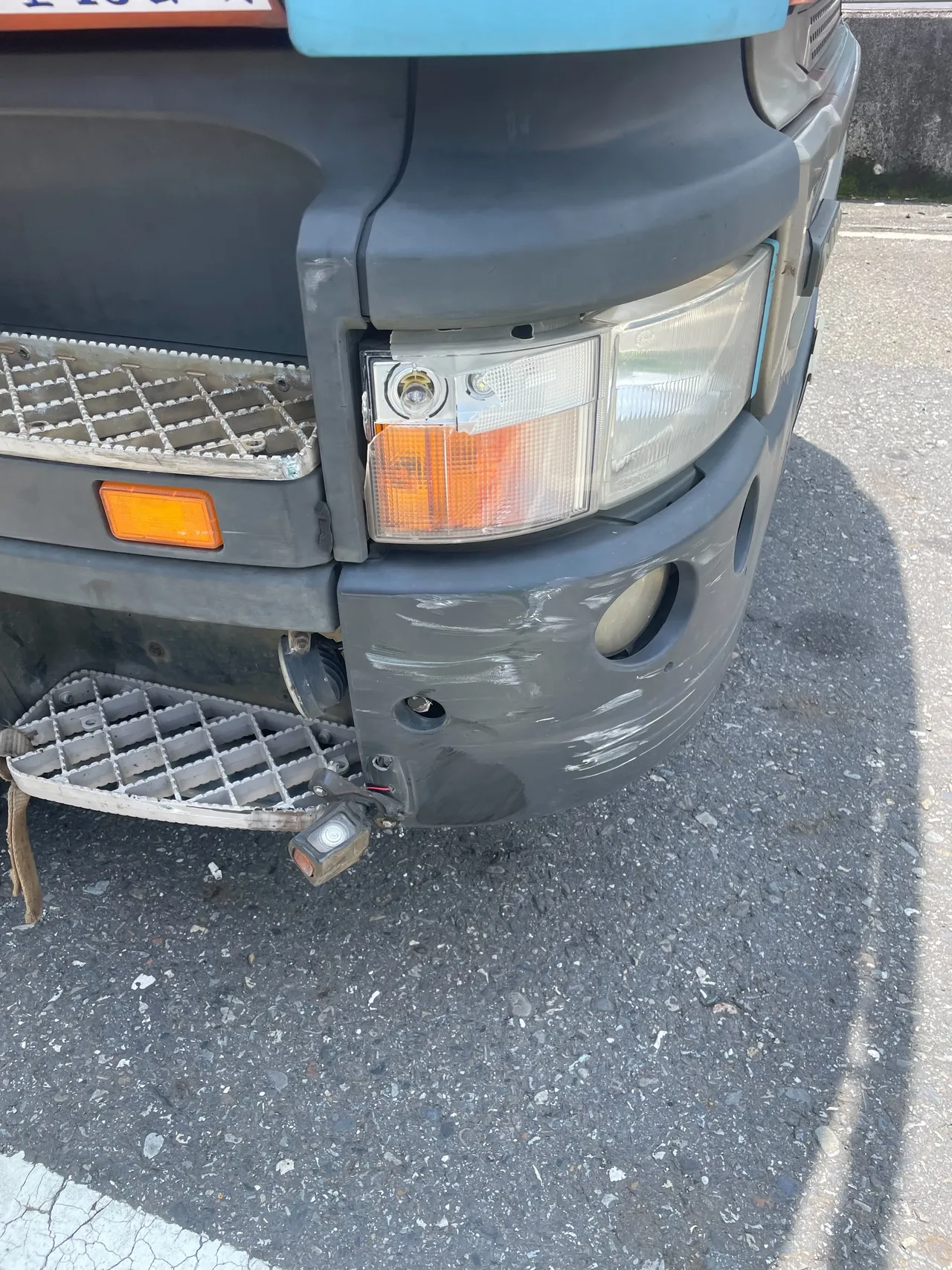 小客车擦撞联结车。警方提供