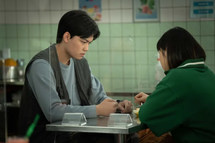 劉子銓與飾女友的湯詠絮在吃冰回顧童年美好時光。公視提供