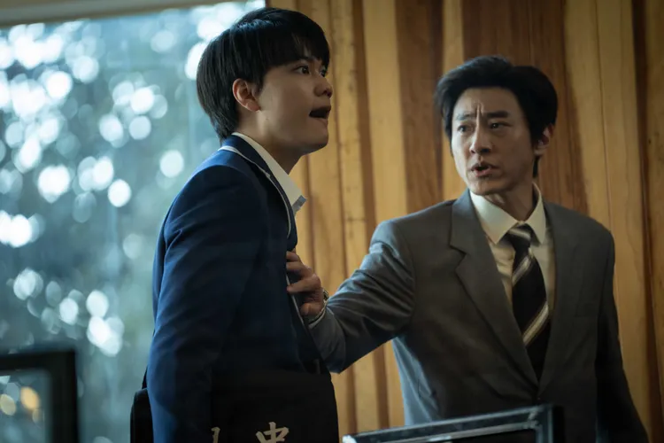 劉子銓（左）與戲裡的爸爸盛鑑。公視提供