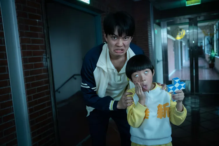 劉子銓與飾演他兒時的童星何宥丞俏皮合影。公視提供