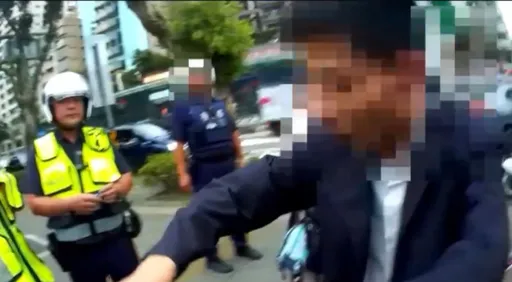 没在敬老!27岁男搭公车碰撞7旬翁打架互告 出警局后守路口伏击又被逮