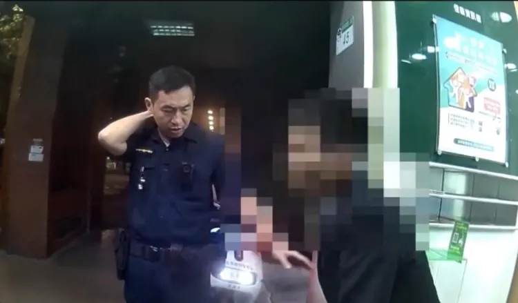 葉男做完筆錄後，蹲守警局附近路口再朝老翁揮拳攻擊，再度被逮。翻攝畫面