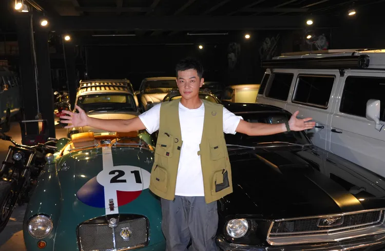 姚元浩的倉庫放了15輛名車，曾遭過小偷。攝影中心攝