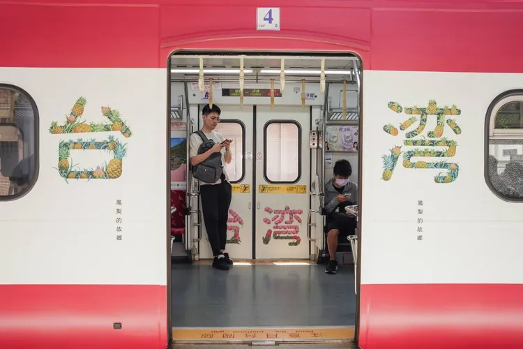 「嗶嗶嗶嗶台灣號」主題彩繪列車。觀光署提供