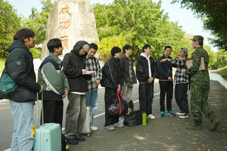 黃恩賜（左起）、蓋瑞、林亭翰、阿夫、顏佑庭、孫其君、潘君侖、孫綻、曾子余等9位「星兵」報到日驚喜連連，期待震撼教育洗禮。台視提供