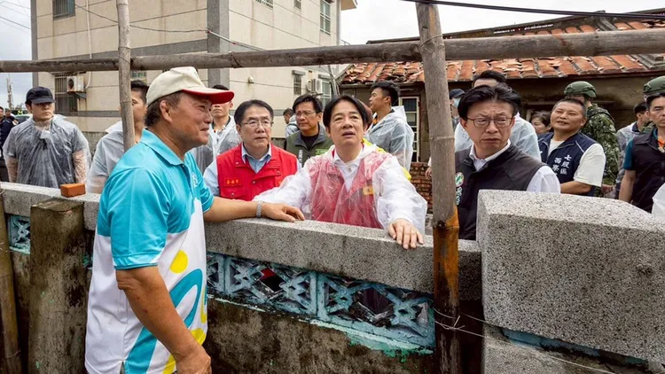 圖為總統賴清德、台南市長黃偉哲等人勘災。翻攝自黃偉哲臉書