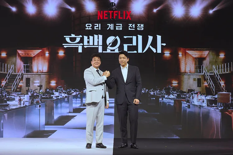 白種元（左）、三星主廚安成宰擔任評審的《黑白大廚：料理階級大戰》紅遍全球。翻攝Netflix