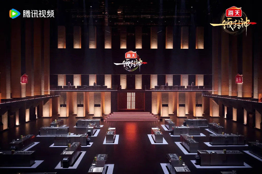 《一饭封神》同样是名厨在高处观看素人厨师厮杀,跟《黑白大厨:料理阶级大战》一模一样。翻摄节目微博
