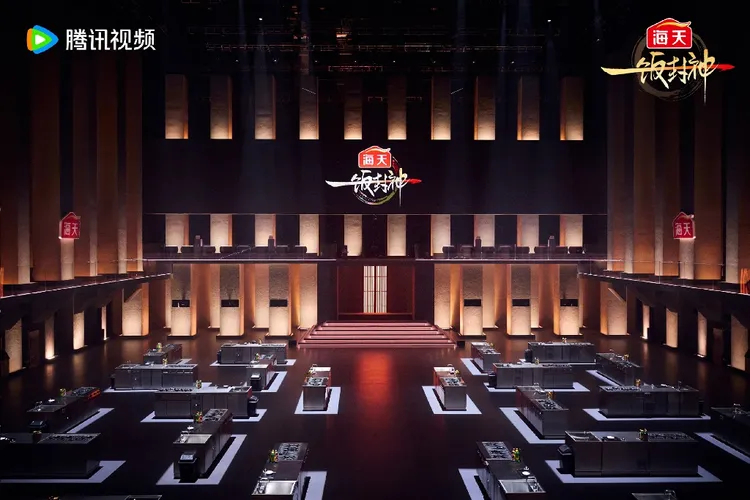 《一飯封神》同樣是名廚在高處觀看素人廚師廝殺，跟《黑白大廚：料理階級大戰》一模一樣。翻攝節目微博