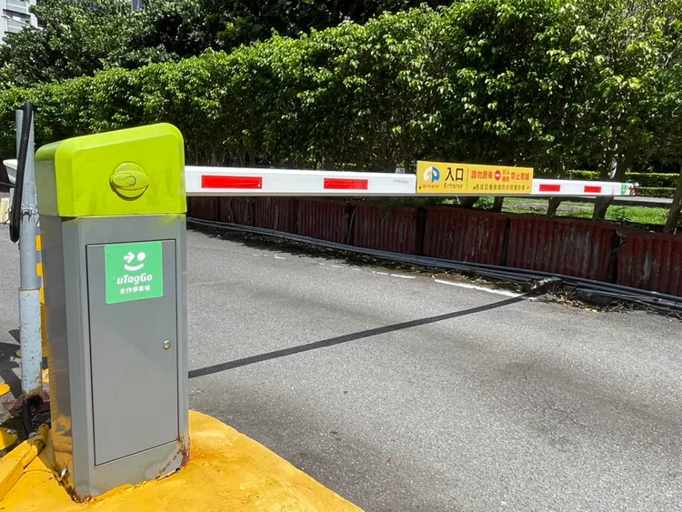 只要停車場入口有「uTagGo綠色微笑標識」，出場前不須再到繳費機或掃碼繳費即可快速離場並自動扣款。遠通電收提供